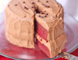vegan-yums:  Vegan red velvet cake with chocolate
