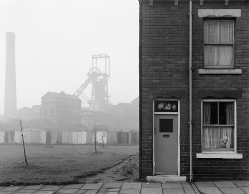 teconozcomascarita:Terrace House and Coal Mine, Castleford, North Yorkshire. Chris Killip, 1976