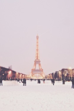 r2–d2:  Paris first snow by (serene