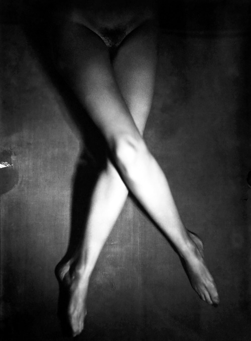 Les Jambes de Suzy Solidor / photo by Albert Rudomine, 1940.