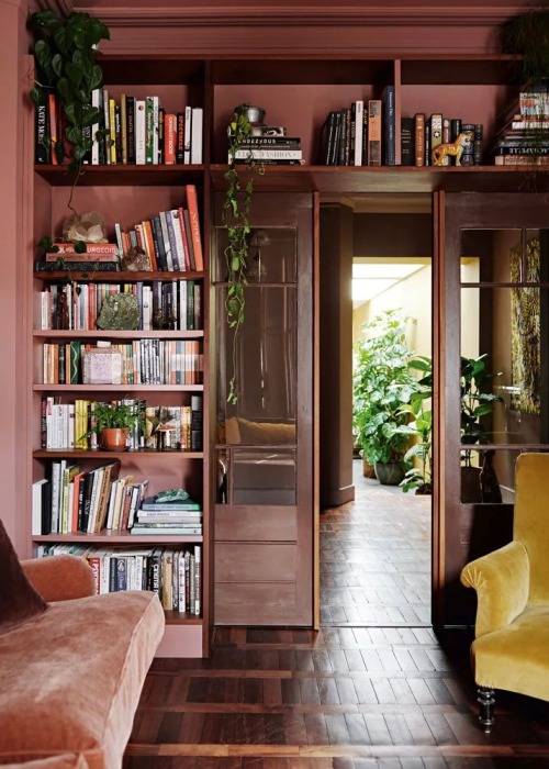 of-foolish-and-wise:fuck it, colorful home libraries