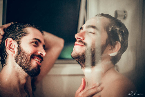 alemdoafeto:  “Partes tão íntimas de nós. Dividir. Estar ao lado, junto, sobre, misturado. Espelhar-se, e ver através do reflexo a melhor parte de mim. Ele. Eu. Sorriso quando e sempre. Sorrir quando e ainda que visto pelo olhar terceiro. Despir-se