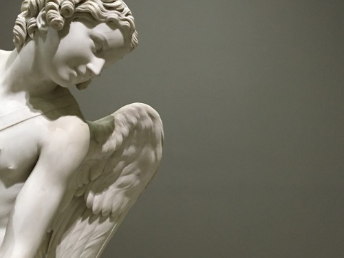 loumargi:L'Amour se taillant un arc dans la massue d'Hercule {détail} Edme Bouchardon, Louvre