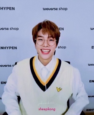 FOEKDOWKDKS I JUST SAW THESE FROM TODAYS FANSIGN IM IM IM-