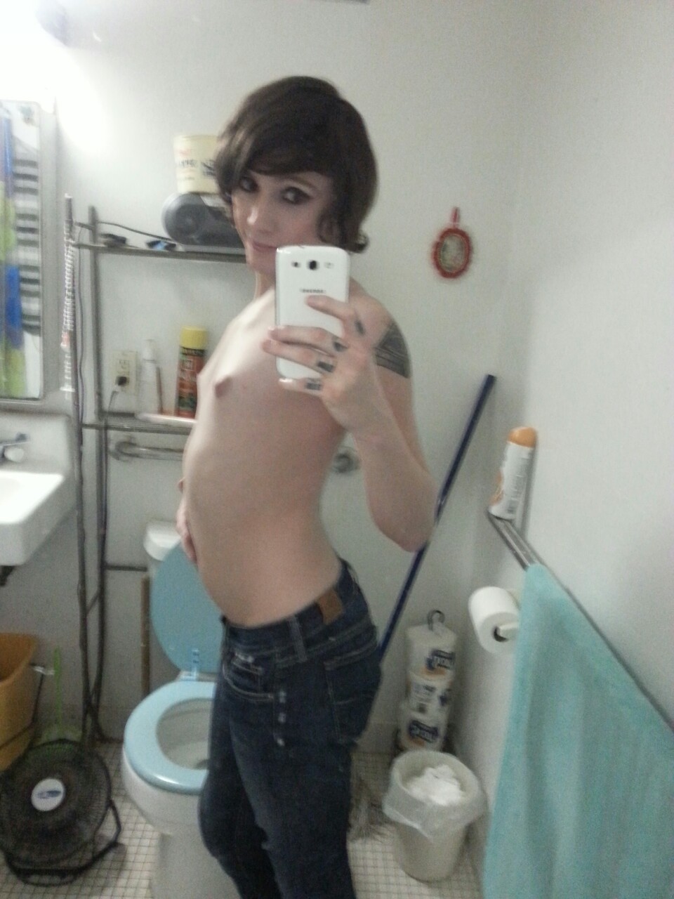 adablackxxx:  My only nice full mirror is in a BR. I live in the hood. Eat me. 