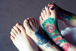 cutetattooedfeet:  Sunny toes Photo by Timothy Patrick 