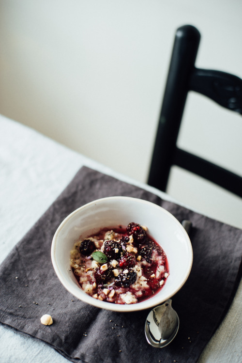 gastrogirl: breakfast quinoa flakes with stewed blackberries.