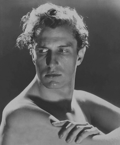 Let us all take a moment to appreciate the unexpected gorgeousness of young Vincent Price.BONUS! He 