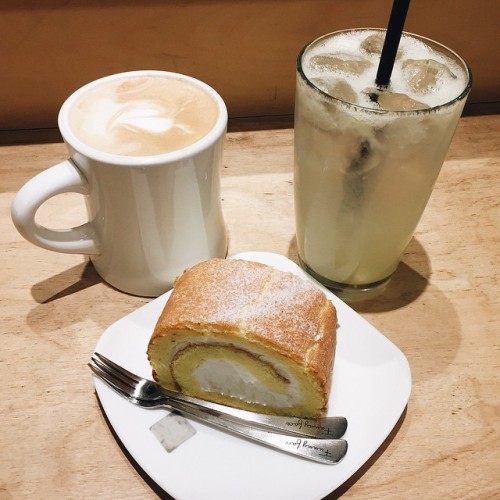onezae: 후식은 깔끔하게 #dessert #rollcake #이태원 #경리단 #디저트 #롤케잌 #coffee #cafe (Dalroll에서)