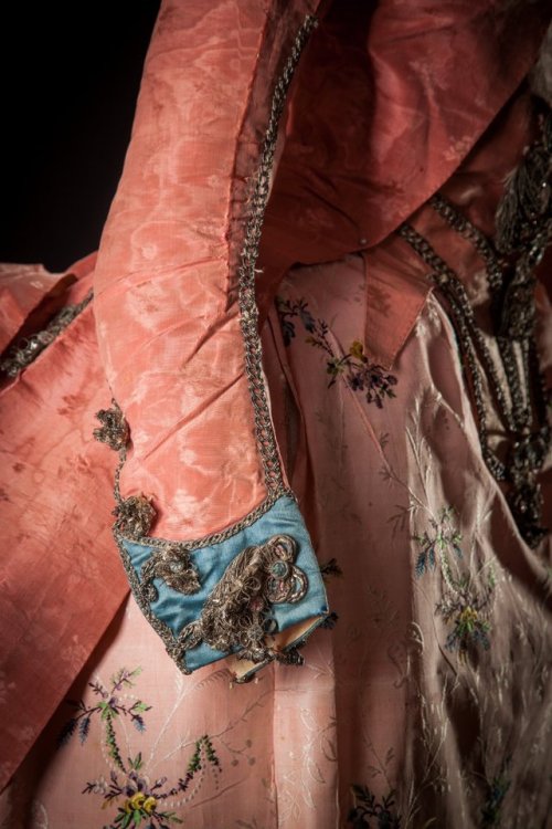 fripperiesandfobs:Robe à la polonaise ca. 1780From Drouot