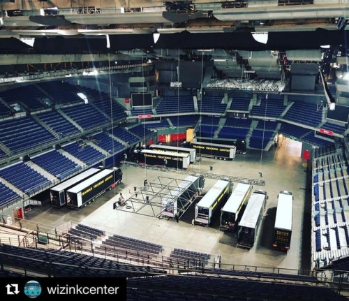 Loading.. #U2 #Madrid #U2eiTour #U2Madrid vía @wizinkcenterLa que nos espera @u2 #U2Madrid #wizink