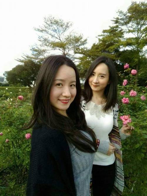 maturechinesewomen: 双胞胎轻熟女，脸蛋长得甜美，身材好，胸又大，是一对极品