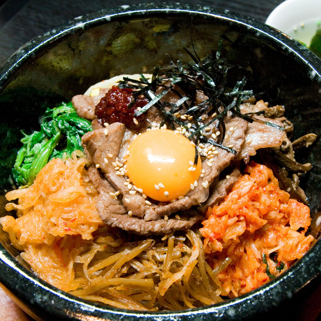 Блюдо например. Корейская кухня Бибимбап. Бибимбап с кимчи. Что такое Пибимпап в Корее. Пибимпап корейское блюдо.