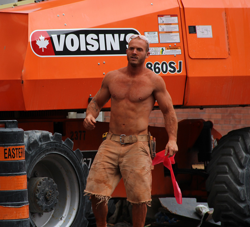 torontomenatwork:  Hunky Bricklayer Handsome and ripped bricklayer working on a Saturday