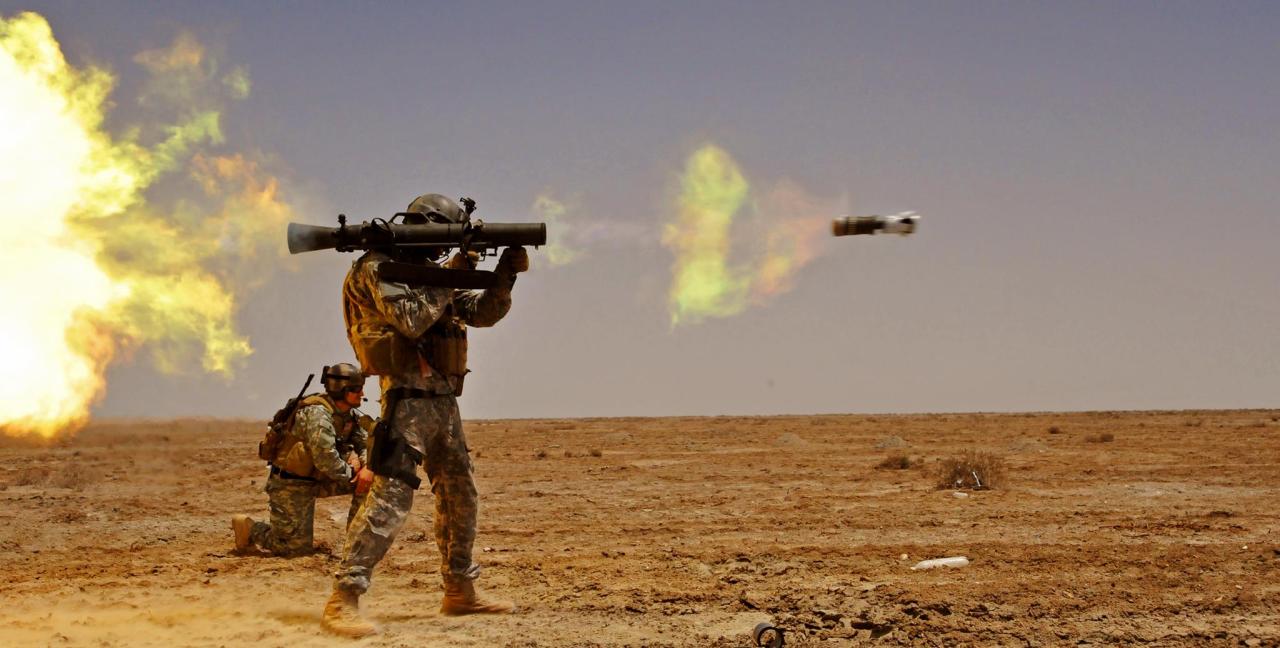 militaryarmament:  A member with the 10th Special Forces Group (Airborne) fires a