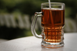 Pesan Ice Tea di Platinum. Esnya bisa dilihat sedikit di permukaan teh. Minta es tambahan.