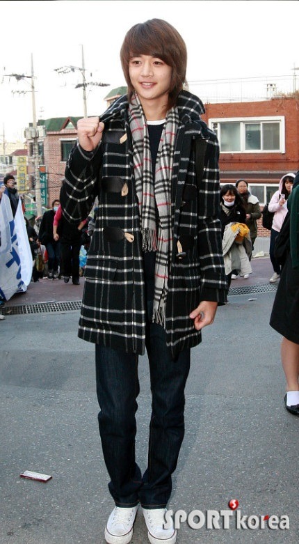 justanother2minshipper:  So Tae,  that scarf you always carry in cold days, it is