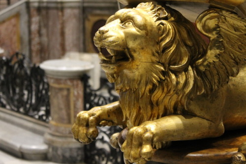 echiromani: Lectern with a winged lion as its base, from the Basilica of San Marco in Rome. The basi