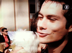 inderlander:  Dylan O’Brien kissing a puppy. MTV Movie Awards 2014. 