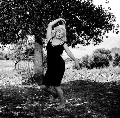 summers-in-hollywood - Marilyn Monroe filming The Misfits, 1960....