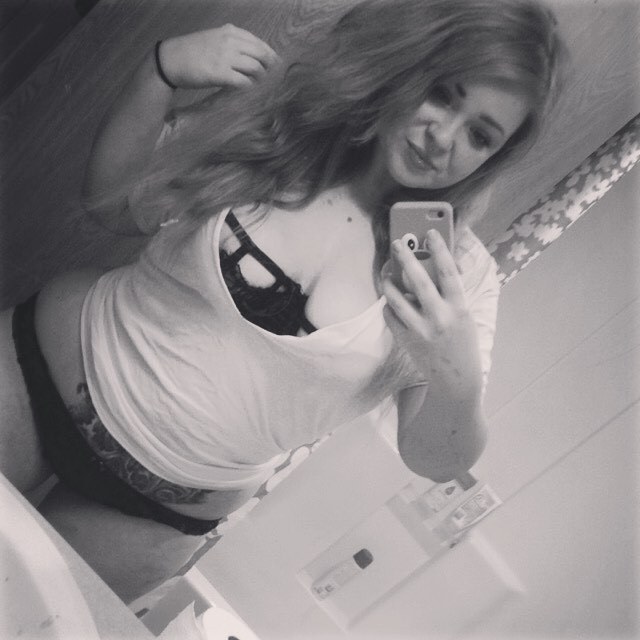 mirahxox:  Hips &amp; Thighs   Pretty hot