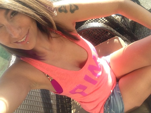 Viciousvixen outside in orange and pink