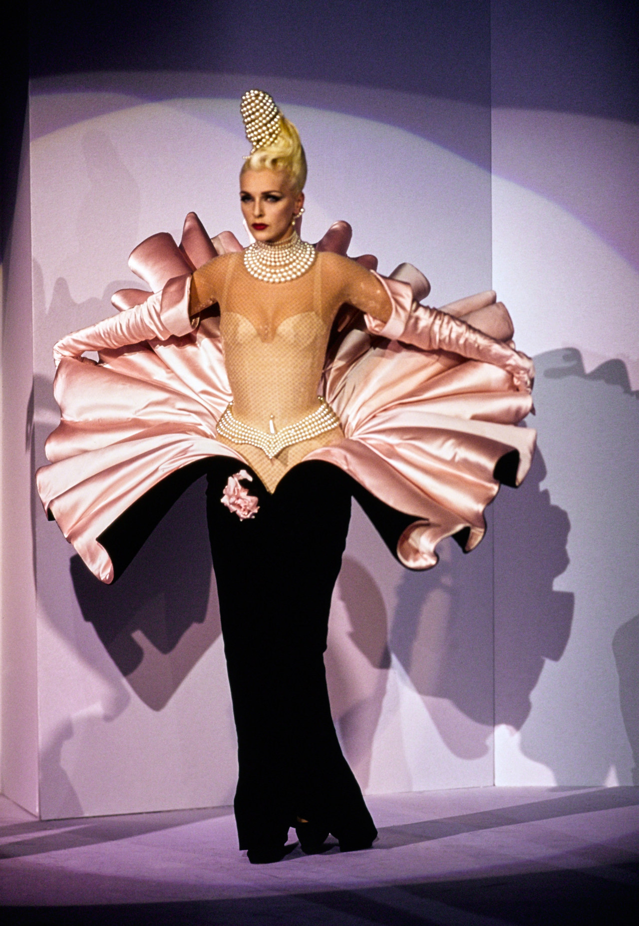ohthentic:  carmidoll:  Thierry Mufler f/w 1995 Haute Couture  Oh 