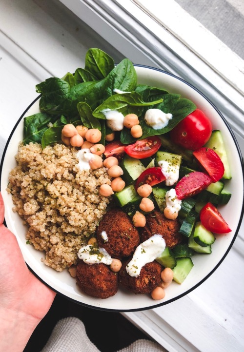 aspoonfuloflissi:Quinoa, falafels, chickpeas, baby spinach, cucumber, tomatoes and a soy yogurt dres