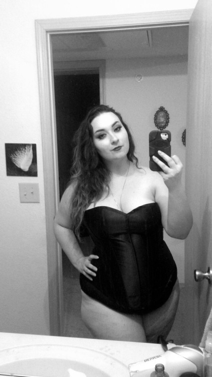 Porn Pics chubbymorticia:  My first corset!