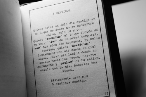 Libro: Lo que pienso y escriboTema: 5 sentidosAutor: Alfredo Armendáriz :)Descargalo aquí, es gratis