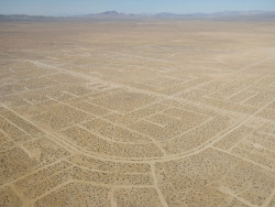 abandonedandurbex:  Failed suburban development plan in California City, CA, photo by Chang Kim [990x742] Source: https://openpics.aerobatic.io/ 