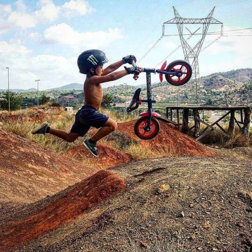 quipmo: An awesome pic from @fran.valencia_ and son @noahn.dhrider! Future… #Quipmo #GearRental #Sur
