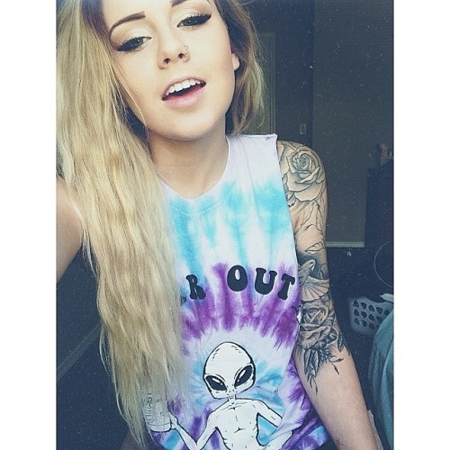 everlyrodgers:  Name : Carrie  Age: 24 Favorite Sexual Position: Reverse Cowgirl Looking For : Sex R