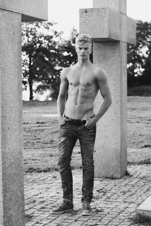  Mark Valge photographed by Levvis Benuchi. 