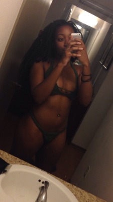 ifyintheskywithdiamonds:  As I work hard to lose about 3-4 inches off my waist this year, i thought I’d show my tumblr fam the string bikini I crocheted not too long ago😊 