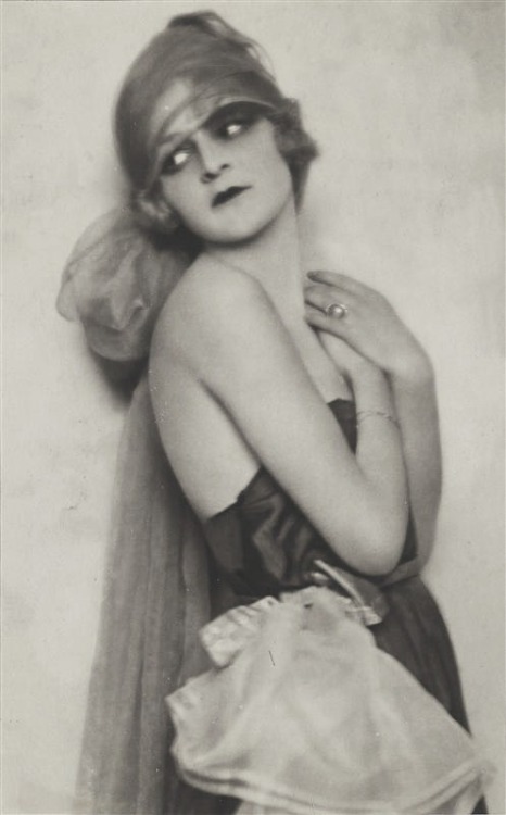 fawnvelveteen: Anita Berber by Madame d’Ora, 1921.