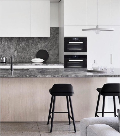 Kitchen Inspo! MLB Residence in Melbourne by @mimdesignstudio and AdeB Architects Sharyn Cairns . . 