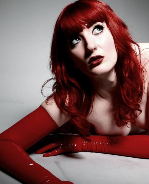 worldofglovefetish:Red