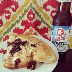 superheavysellout:  Worldwide Vegan Pizza Day - white garlic sauce &amp; sundried tomatoes on a rosemary crust. As one does. #vegan #veganpizzaday #longtrailbeer