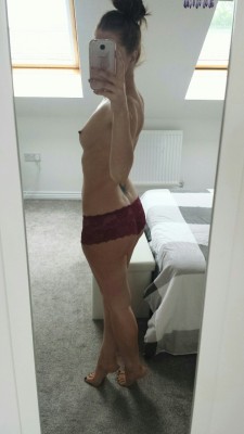 welshmilfsex:  Saturday selfie set to cheer hubby up who is stuck in work this rainy Saturday.