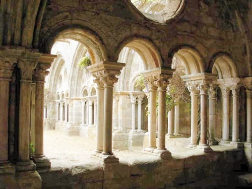 ninakomnina:Fontfroide #Abbey (#French: Abbaye Sainte-Marie de Fontfroide) is a former #Cistercian #