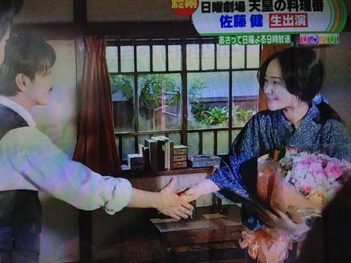 pechumori:Takeru Sato and his co-star, Haru Kuroki, shook hands on her last day of shooting for the 