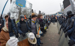 anarcho-queer:  Protesters Use Mirrors To