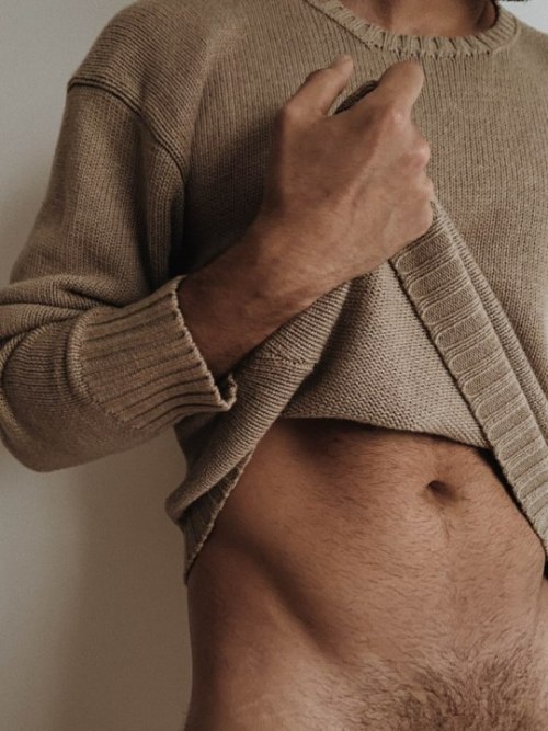 ladnkilt:  THE MALE PUBUS (Latin: Pubic Hair)…