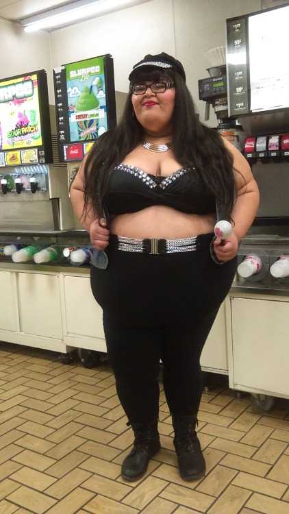 ok2befat:madfatcatmaybee:Fat Selena for Halloween 2015!!!I was Fat Selena for Halloween and if you d