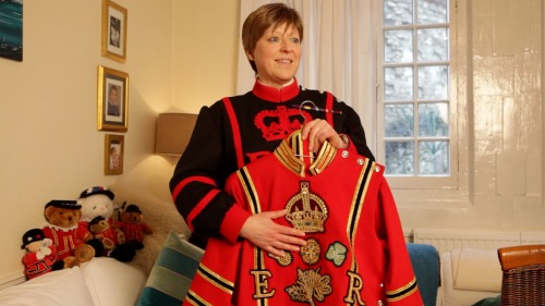 historicroyalpalaces:Meet Moira, one of the iconic Yeoman Warders at the Tower of London.In this thr
