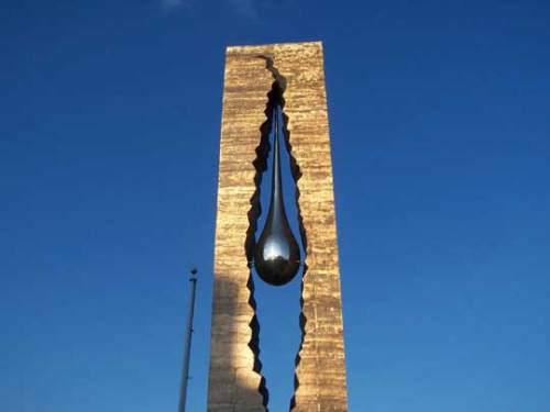 &ldquo;Tear Drop Monument&rdquo;. Um artista RUSSO dedicou um monumento ao sofrimento americ