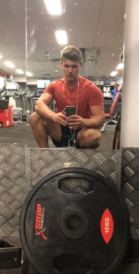stewo:  A selfie I took at the gym with this
