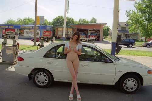 peepys-roadrunner:Bald slut flashing at the gas pump!