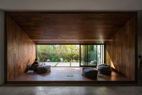 archatlas:  Hide Out House in Los Angeles   Acclaimed Taiwanese artist James Jean lives and works inside a beautiful contemporary space called “Hide Out” that is located close to Little Osaka in Los Angeles, California. Dan Brunn Architecture redesigned